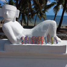 Cargar imagen en el visor de la galería, Peine de madera pintado a Mano