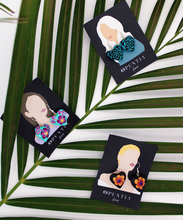 Cargar imagen en el visor de la galería, Aretes en forma de corazón