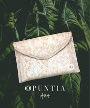 Cargar imagen en el visor de la galería, Cartera en Palma Natural Forrada