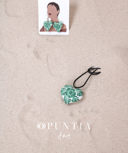 Cargar imagen en el visor de la galería, Conjunto de Collar y Aretes en Forma de Corazón Pintado a Mano