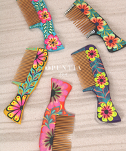 Cargar imagen en el visor de la galería, Peine de madera pintado a Mano