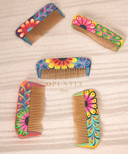 Cargar imagen en el visor de la galería, Peine de madera pintado a Mano