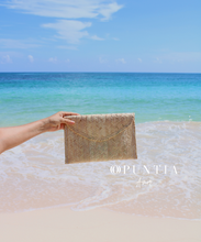 Cargar imagen en el visor de la galería, Cartera en Palma Natural Forrada