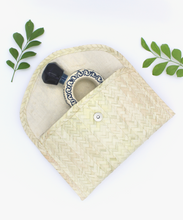Cargar imagen en el visor de la galería, Cartera hecha de palma natural de soyate