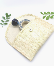 Cargar imagen en el visor de la galería, Cartera en Palma Natural Forrada