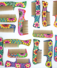 Cargar imagen en el visor de la galería, Peine de madera pintado a Mano