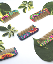 Cargar imagen en el visor de la galería, Peine de madera pintado a Mano