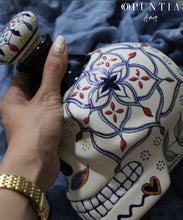 Cargar imagen en el visor de la galería, Licorera de cerámica en forma de Calavera | Pintadas a mano

