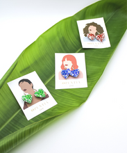 Cargar imagen en el visor de la galería, Aretes elaborados de madera de copal, tallados y pintados a mano, pueden ser personalizados

