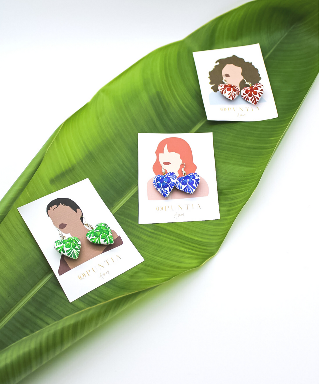 Aretes elaborados de madera de copal, tallados y pintados a mano, pueden ser personalizados
