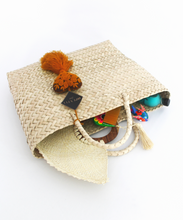 Cargar imagen en el visor de la galería, Bolsa hecha de palma natural de soyate
